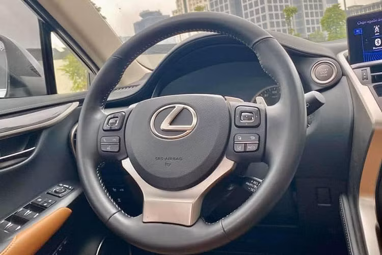 Ngoài ra, hệ thống thông tin giải trí là dàn âm thanh Lexus Premium 8 loa mới cũng đã thay thế cho hệ thống âm thanh Mark Levinson trước đây. Đồng thời xe cũng được bổ sung chức năng mở cửa sau không chạm chỉ bằng thao tác đá chân tiện lợi, dễ dàng khi khách hàng cần vận chuyển nhiều đồ đạc.
