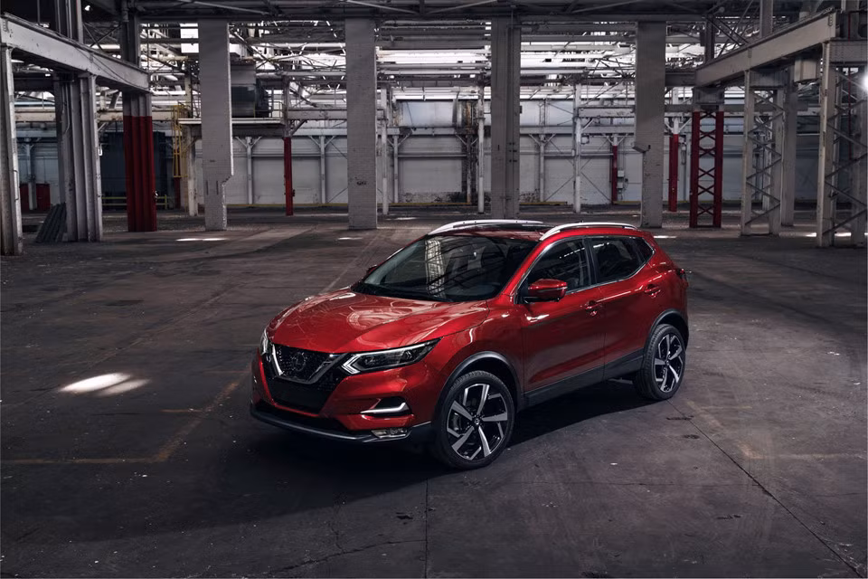 Bên cạnh mẫu SUV cỡ lớn Pathfinder, Nissan cũng mang đến Triển lãm Chicago Auto Show 2019 bản nâng cấp giữa vòng đời của mẫu crossover đô thị Rogue Sport 2020. Về ý tưởng, Nissan Rogue Sport 2020 thực chất là phiên bản thu nhỏ của Rogue – hay còn có tên gọi khác là X-Trail ở một số thị trường. Cụ thể hơn, Rogue Sport chính là chiếc Qashqai đang được bán tại châu Âu.