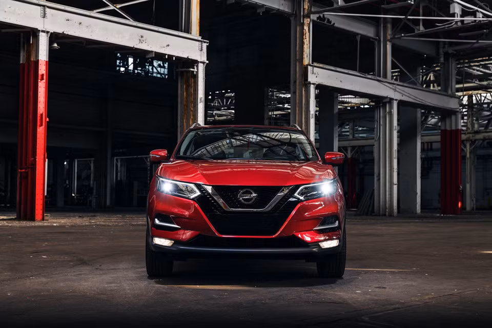 Ở bản cập nhật lần này, Rogue Sport 2020 được chỉnh sửa nhẹ về ngoại hình. Lưới tản nhiệt V-Motion đặc trưng được mở rộng xuống dưới. Cụm đèn pha sắc sảo với dải LED định vị ban ngày được kéo dài hơn. Bên dưới, đèn sương mù được tạo hình vuông vắn, thay vì dạng tròn như ở đời trước.