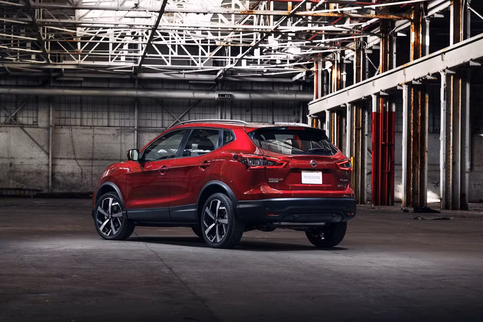 Ở phía sau, Rogue Sport 2020 vẫn trung thành với thiết kế đèn hậu hình boomerang như một số người anh em nhà Nissan khác. Xe có thêm hai tùy chọn màu sắc mới là xanh lục (Nitro Lime Metallic) và cam (Monarch Orange Metallic).