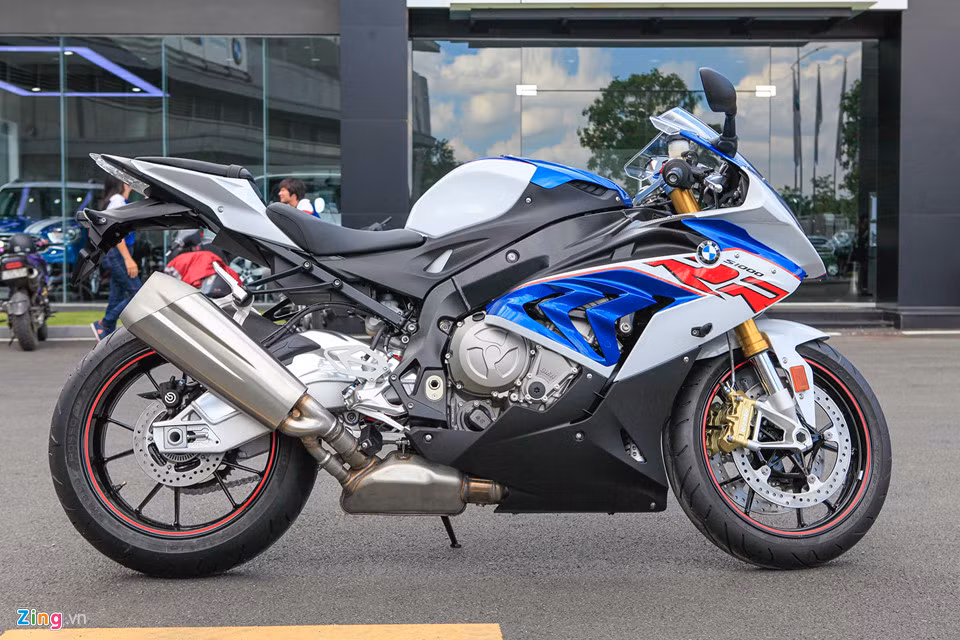 BMW Motorrard trang bị cho bánh trước của xe hệ thống phanh đĩa đôi Brembo đường kính 320 mm với 4 piston kẹp cho bánh trước. Bánh sau sử dụng phanh đĩa đơn đường kính 220 mm. Cả hai bánh đều được trang bị hệ thống phanh BMW Motorrad Race ABS.