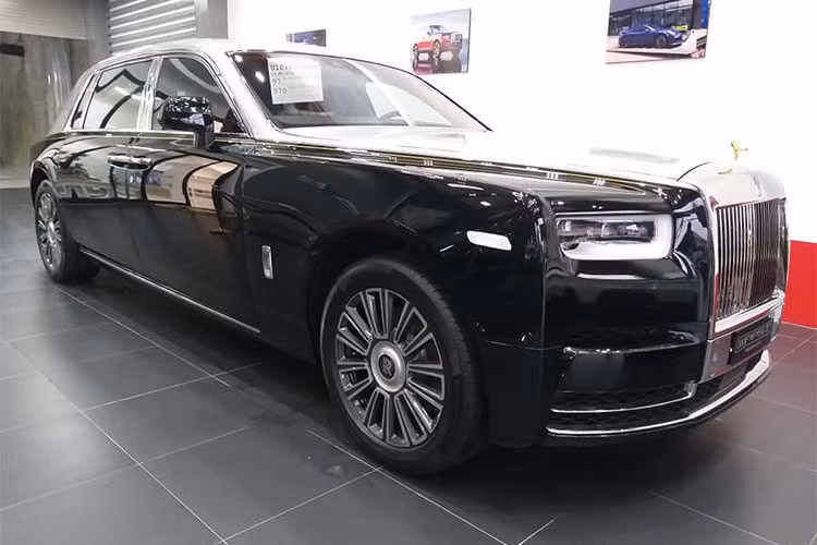 Mới đây, những hình ảnh về garage của một doanh nhân người Việt sinh sống tại Lào khi xuất hiện trên mạng xã hội đã gây choáng cộng đồng mạng, đặc biẹt là những người yêu xe. Ngoài 4 chiếc siêu xe xếp hàng dài, bộ sưu tập xe của người này mới bổ sung thêm chiếc sieu xe sang Rolls-Royce Phantom 2018 thế hệ mới nhất.