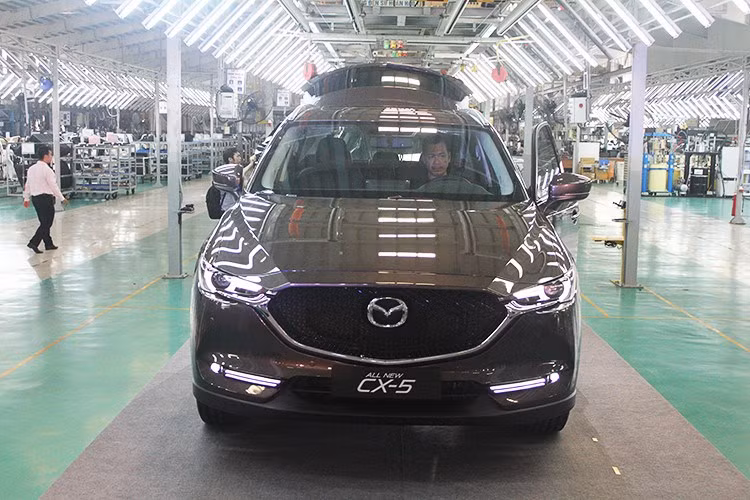 Riêng bản 2.0L có giá giảm 10 triệu đồng so với thời điểm ra mắt nhưng vẫn còn cao hơn 10 triệu đồng so với giá mà Thaco công bố áp dụng từ đầu năm tới. Ngoài ra các phiên bản CX-5 thế hệ cũ vẫn giữ nguyên giá bán đã được giảm sâu là 829 và 879 triệu đồng với 2 phiên bản 2.5 dẫn động 1 cầu và 2 cầu, tuy nhiên số lượng xe không còn nhiều.