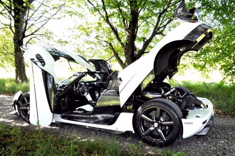 Koenigsegg Agera RS được hãng siêu xe Thụy Điển giới thiệu với các khách hàng trên thế giới tại triển lãm Geneva 2015 cũng như trưng bày tại các sự kiện của hãng. Rất có thể, chiếc đầu tiên sẽ được Koenigsegg giữ lại để trưng bày. Chính điều này giúp Agera RS thứ 2 trở nên nổi tiếng và được xem như chiếc đầu tiên bàn giao cho khách hàng.