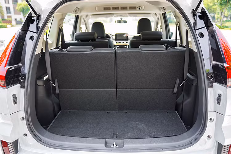 Về tính năng an toàn, Mitsubishi Xpander 2022 được trang bị hệ thống an toàn và hỗ trợ người lái như: Camera toàn cảnh 360 độ; Cảm biến lùi; Hệ thống ABS, EBD, BA, cân bằng điện tử; Phanh tay điện tử; Hỗ trợ khởi hành ngang dốc và 2 túi khí. Điểm đáng chú ý, ở bản nâng cấp mới Xpander được trang bị thêm Hệ thống kiểm soát hành trình.