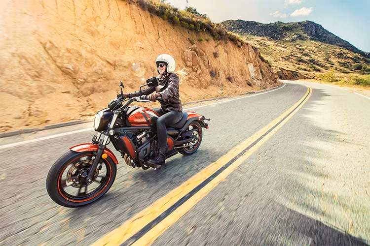 Là một mẫu xe mang đậm phong cách cruiser, tuy nhiên trên Vulcan S lại sử dụng hệ thống gầm khá cao giúp cho người lái cảm thấy thoải mái hơn khi sử dụng đa dạng địa hình. Ngoài ra xe được trang bị bộ bộ lốp lớn với kích thước trước là 120/70-18 và lốp sau là 160/60-17. Tuy nhiên hệ thống ống xả của xe lại đặt khá thấp.