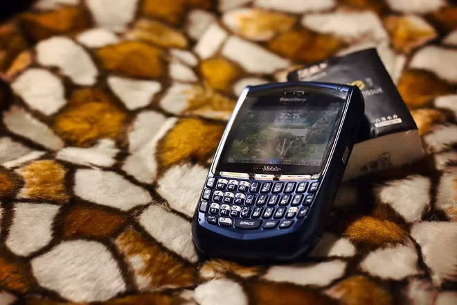 Blackberry 8700 - Đây là sản phẩm được dân công nghệ săn đón rất nhiều vào năm 2005.. Với phần mềm chạy ổn định, thân thiện với người dùng, bàn phím to dễ sử dụng, hỗ trợ mạng Edge, quả mâm xôi đen này từng là chuẩn mực điện thoại của doanh nhân. Ảnh: Flickr.