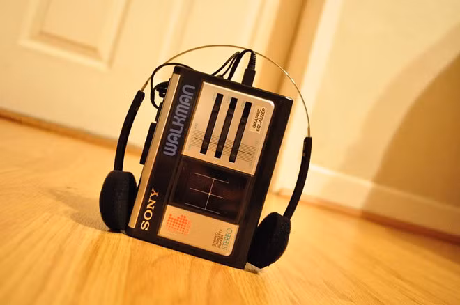 Máy Cassette cầm tay - Ra đời từ những năm 1960, máy nghe băng cầm tay giúp người nghe trải nghiệm các bài hát mọi lúc mọi nơi. Ngoài việc thưởng thức nhạc, máy hỗ trợ chúng ta bắt sóng đài phát thanh khu vực và thu âm. Ảnh: Flickr.