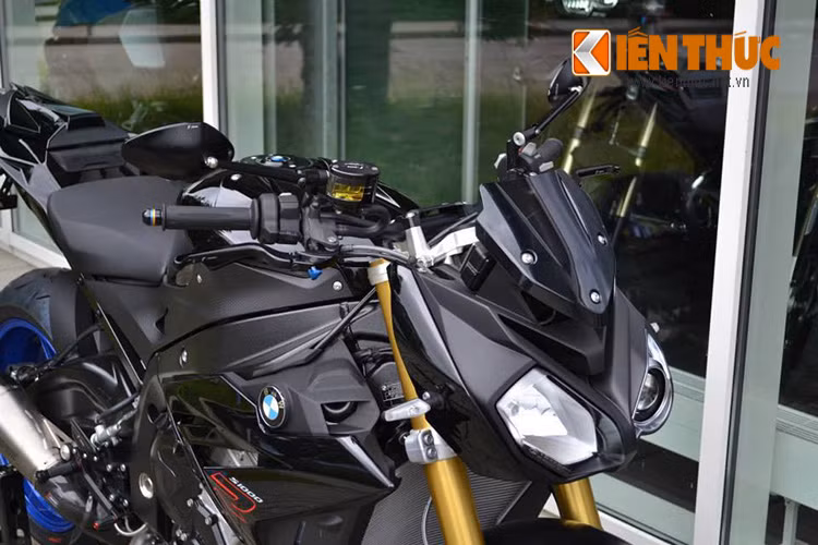 Chiếc nakebike của BMW vẫn mang dàn đèn pha “mắt lé” đặc trưng giống như những người anh em của mình.