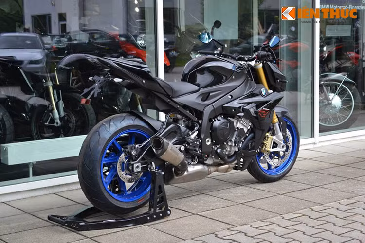 Dàn đuôi sau có thiết kế siêu thể thao trở nên cá tính với pas biển số Rizoma cùng xi nhan Rizoma Action.