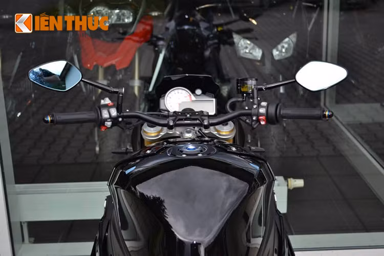 Dàn đầu của xe được trang bị nhiều đồ chơi như kiếng Rizoma Radial, ghi đông Rizoma, gù Rizoma, bình dầu Rizoma Next, cùng xi nhan Rizoma Action…