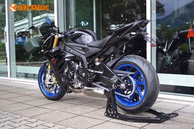 Chính nhờ sở hữu sức mạnh của đàn anh superbike nên S1000R trở nên vượt trội hơn hẵn so với các mẫu xe khác cùng phân khúc bởi khối động cơ 160 mã lực.