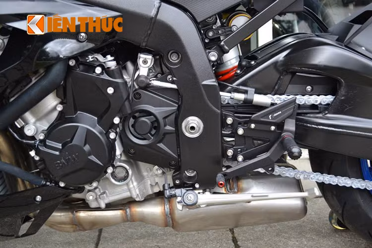 Bộ gảy chân số nguyên bản được loại bỏ, thay vào đó bộ số gãy Rizoma được CNC khá tinh xảo.