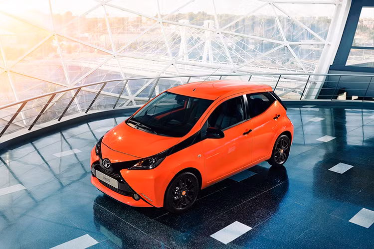 Toyota Aygo là một mẫu xe hai cửa cỡ nhỏ, nhỏ hơn nhiều so với xe Yaris. Mẫu xe này đã từng lăn bánh không ít tại Việt Nam nhưng vì là xe nhập khẩu nguyên chiếc nên hạn chế vì giá cả đắt đỏ. Phiên bản 2016 của mẫu xe này tại Việt Nam có giá lên đến gần 800 triệu đồng.