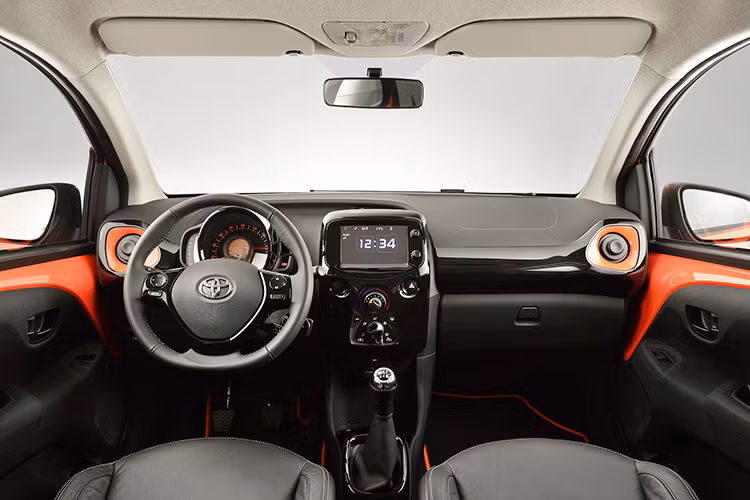 Bên trong nội thất xe Toyota Aygo 2017 với cả hai phiên bản này là sự hiện đại đến từ phong cách chữ X như ngoại thất của xe, đi cùng với những chi tiết màu đen khoẻ khoắn khắp xung quanh cabin được phối cùng với màu ngoại thất ấn tượng.