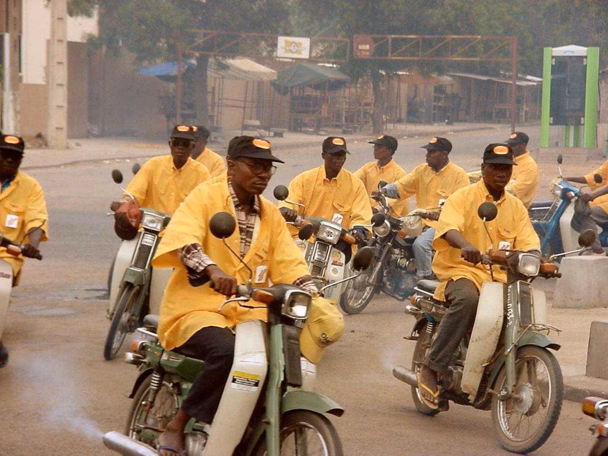 7. Cộng hòa Bénin: 56,5% - Cộng hòa Bénin là quốc gia láng giềng với Togo, nằm ở khu vực Tây Phi. Cả nước có tổng cộng 469.761 phương tiện, trong đó có 195.157 xe máy. Giống với Myanmar, quốc gia này không có những tiêu chuẩn về chất lượng mũ bảo hiểm. Tỷ lệ người đội mũ bảo hiểm khi tham gia giao thông là 25% (người lái) và 1% (hành khách). Tỷ lệ cực thấp này khiến Cộng hòa Bénin có 56,5% trường hợp chết vì tai nạn giao thông là người đi xe máy. Ảnh: Pinterest.