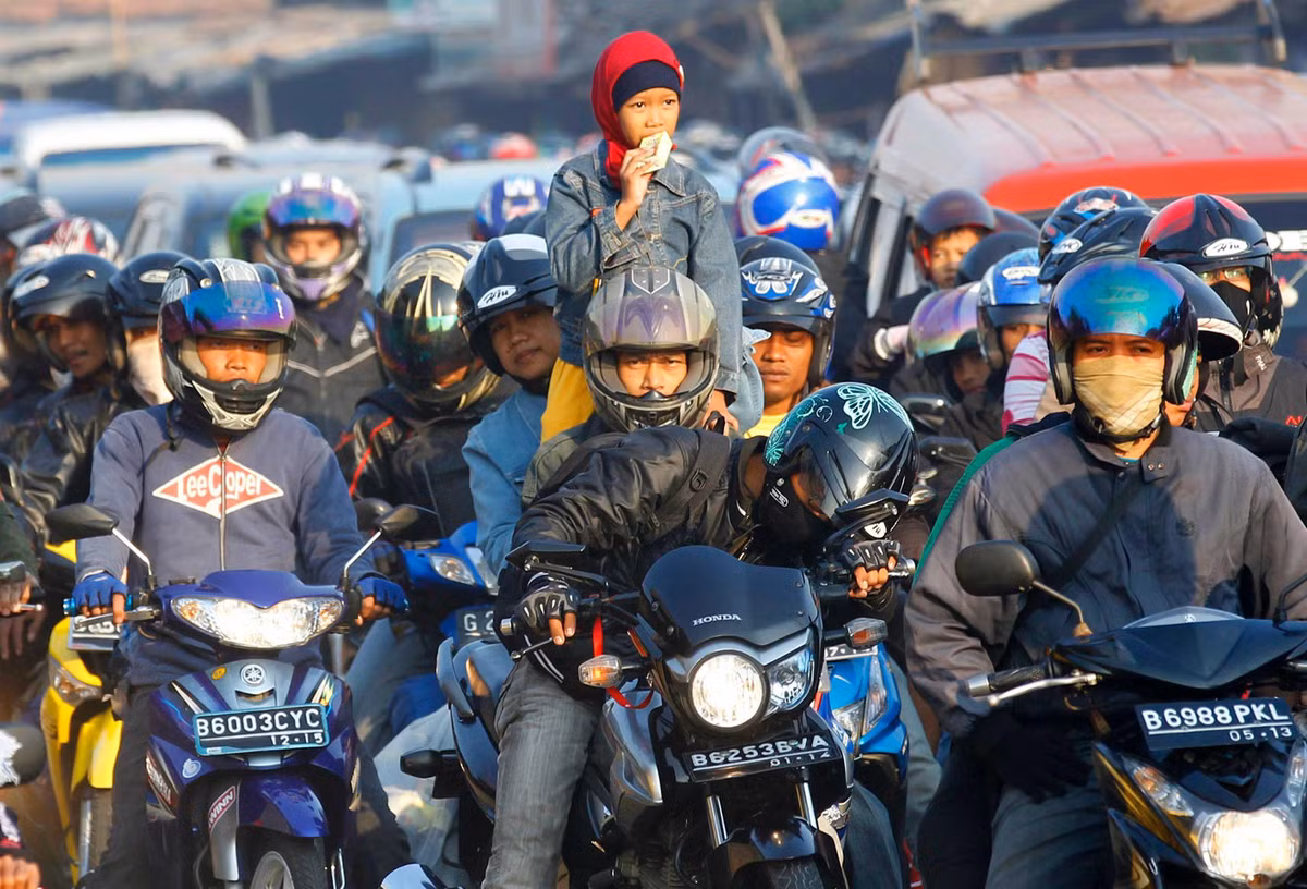2. Indonesia: 73,6% - xếp ngay sau Thái Lan trong bảng xếp hạng không mấy tự hào này cũng là một quốc gia Đông Nam Á - Indonesia. Tỷ lệ người chết vì tai nạn giao thông liên quan đến xe máy tại Indonesia lên đến 73,6%. Trái ngược với Thái Lan, Indonesia không bắt buộc người đi xe máy đội mũ bảo hiểm khi tham gia giao thông, nhưng tỷ lệ người tự giác chấp hành là 71%. Indonesia cũng là một trong những thị trường xe máy lớn nhất thế giới. Ảnh: ABC.