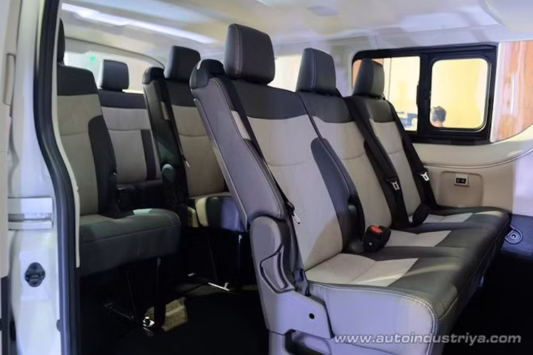 Toyota đã bố trí tổng cộng 29 tùy chọn sắp xếp chỗ ngồi và không gian tùy theo phiên bản và mục đích sử dụng (số ghế tối đa là 17). Tại thị trường Philippines, mẫu xe này được phân loại thành 3 cấu hình: Commuter Deluxe, GL Grandia, GL Grandia Tourer. 