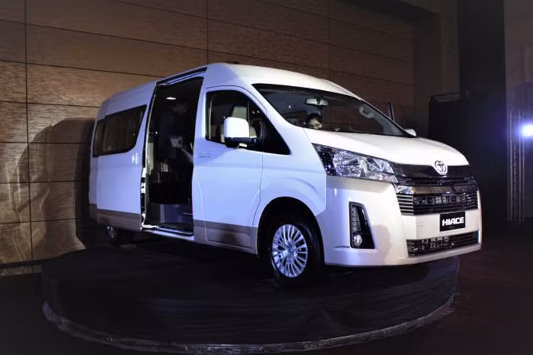 Phiên bản tại Philippines là bản Toyota Hiace GL Grandia Tourer. Bản này sử dụng động cơ 2.8L DOHC 16-valve Inline-4 VG Turbodiesel, cho công suất 163 mã lực tại vòng tua 3600 rpm và 420 Nm tại vòng tua 1400-2200 rpm, đi kèm hộp số tự động 6 cấp. Giá xe Toyota Hiace tại Philippines là 2,220,000 Peso (khoảng 1 tỷ đồng).