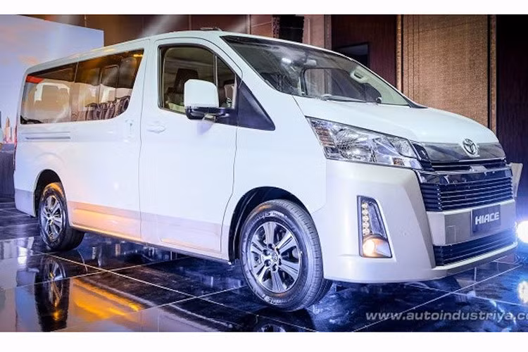 Có thể thấy, Toyota Hiace 2020 mới vẫn duy trì tổng thể vuông vức với nhiều đường nét liên hệ với thế hệ thứ 5. Nhờ đó, người dùng có thể dễ dàng nhận biết đây là một chiếc Hiace thế hệ mới nối tiếp. Tuy nhiên, những chi tiết khác đều thay đổi và cải tiến rõ nét, nhất là ở đầu xe.