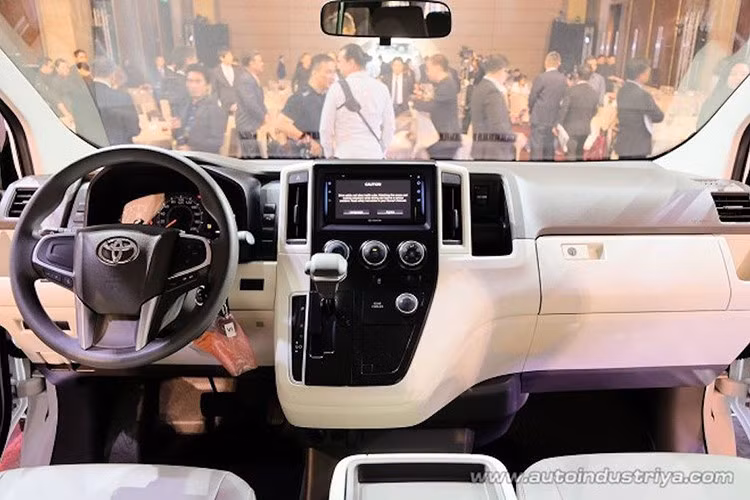 Toyota Hiace thế hệ mới không chỉ đổi mới toàn diện về thiết kế mà còn cải thiện không gian nội thất. Không gian cabin của Hiace mới còn được thiết kế lại cho cảm giác cao cấp hơn, điểm mới nổi bật nhất là cụm đồng hồ hỗ trợ lái là dạng 2 analog lớn tích hợp màn hình hiển thị thông tin TFT ngay chính giữa. 