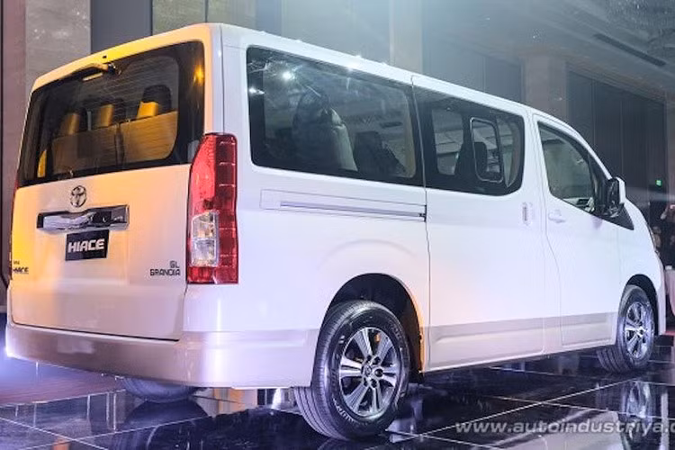 Khi nhìn ngang, phần đầu Hiace mới có thiết kế dài hơn trước và ô cửa kính lái được khoét sâu hơn. Thiết kế mới này được cho là sẽ giúp xe an toàn hơn trong các vụ tai nạn đâm trực diện so với đời trước. Nhìn từ phía sau, cụm đèn hậu của Hiace mới được kéo dài hơn so với đời trước; cả cụm đèn pha và đèn hậu đều sử dụng loại bóng halogen.
