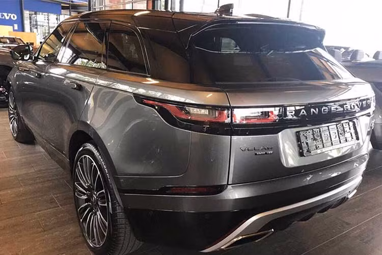 Trước khi chiếc Range Rover Velar First Edition này về nước, đã có thông tin về việc một đại gia Quảng Ninh đặt một chiếc tương tự vào cuối tháng 12. Anh Long cho biết chiếc xe này cũng đã có khách đặt. Hiện chưa rõ hai chiếc xe có phải là một không, khi phía Jaguar Land Rover Việt Nam vẫn giữ kín thông tin khách hàng.