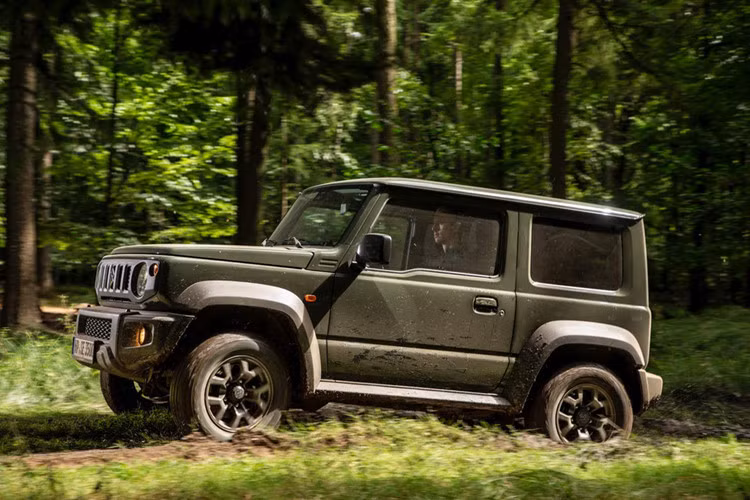 Cụ thể, giá xe Suzuki Jimny 2019 mới phiên bản tiêu chuẩn với trang bị hộp số sàn (MT) và một màu sơn có giá bán từ 315,5 triệu Rupiah (gần 525 triệu đồng), thêm 2 triệu Rupiah cho tuỳ chọn thân xe sơn hai màu. 