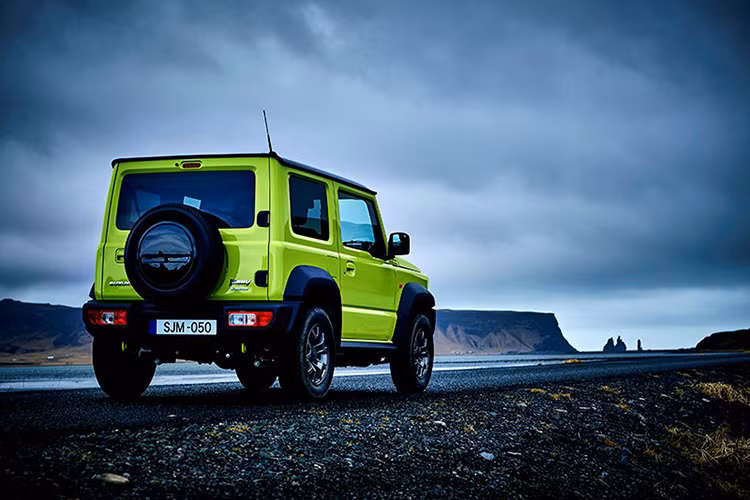 Jimny không có nhiều trang bị như các dòng SUV phổ thông, nhưng việc này hoàn toàn được thông cảm, bởi nó được thiết kế như một mẫu xe dành cho dân off-road. Trang bị đáng chú ý có đèn pha LED tự động có tính năng rửa đèn, vô lăng bọc da có tích hợp các nút điều khiển hệ thống âm thanh trên xe, hệ thống kiểm soát hành trình, điều hoà tự động và màn hình cảm ứng JVC 2-DIN.