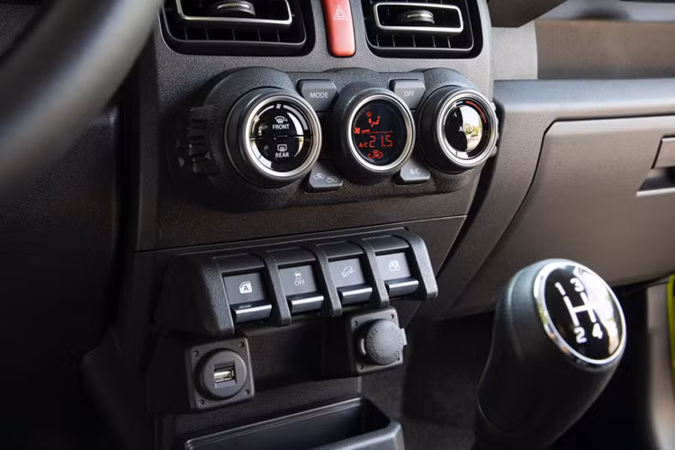 Ở các thị trường ngoài Nhật Bản, mẫu xe giá rẻ Suzuki Jimny chỉ có phiên bản “Sierra” với thiết kế cản trước vuông vức, ốp chắn bùn quá khổ và trang bị động cơ 1.5L, kết hợp với hộp số sàn 5 cấp hoặc số tự động 4 cấp. Tại Nhật Bản, bán chạy nhất là phiên bản cỡ nhỏ hơn, với trang bị động cơ chỉ 660cc, 3 xy-lanh.
