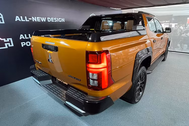 So với thế hệ trước, mẫu xe bán tải Mitsubishi Triton 2024 có chiều dài tăng từ 5.265 đến 5.360 mm và chiều rộng từ 1.865 đến 1.930 mm, cùng chiều cao dao động từ 1.775 đến 1.815 mm.