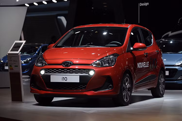 Bản facelift xe Hyundai i10 2017 tại thị trường Ấn Độ vẫn được Huyndai giữ nguyên động cơ loại máy xăng 4 xi-lanh, dung tích 1,2 lít. Tuy nhiên về trang bị máy dầu thì lại có một cỗ động cơ hoàn toàn mới là CRDi 3 xi-lanh, dung tích 1,2 lít, sản sinh công suất 75 mã lực.