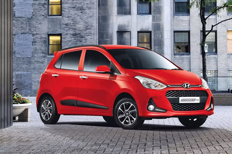 Tại thị trường Ấn Độ, mãi tới tháng 2/2017 này - hãng xe Hyundai mới ra mắt mẫu xe Grand i10 bản facelift 2017. Khác với mẫu xe Hyundai i10 từng ra mắt tại châu Âu, sự thay đổi của phiên bản tại Ấn Độ chỉ dừng lại ở cản trước và sau chứ không được "đẽo gọt" toàn bộ ngoại thất.