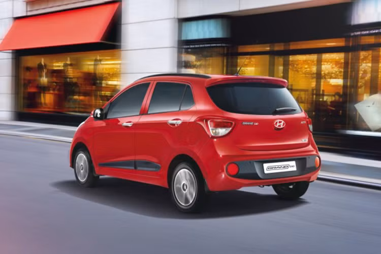 Giá bản khởi điểm của xe Hyundai i10 bản facelift 2017 tại Ấn Độ là 458.000 INR (khoảng 154 triệu đồng). Những tuỳ chọn động cơ dầu đắt hơn so với máy xăng. Theo thông tin từ báo điện tử Kiến Thức có được mẫu xe này sẽ chính thức về thị trường Việt Nam vào khoảng tháng 6/2017, mức giá vẫn chưa được tiết lộ.