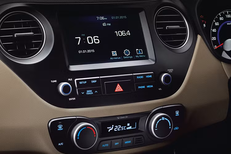 Hyundai đã bổ sung cho chiếc xe thêm một số tiện nghi mới mà phiên bản trước đây còn thiếu, trong đó nổi bật nhất là hệ thống thông tin giải trí với màn hình 7 inch và kết nối smartphone Apple CarPlay/Android Auto, đồng thời hiển thị camera lùi...