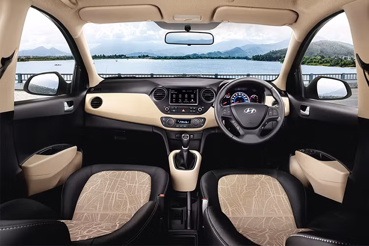 Bên trong xe Hyundai i10 facelift là những chi tiết da sang trọng. Xe vẫn giữ nguyên thông gian rộng rãi, thực dụng và nổi bật. Hệ thống ghế ngồi, bệ tỳ tay, vô lăng 3 chấu tích hợp nút bấm... khá chau chuốt.