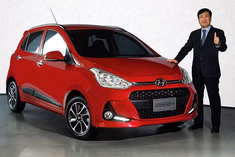 Thế hệ i10 hiện tại đã được Hyundai ra mắt lần đầu từ năm 2013, chính vì vậy mẫu xe cỡ nhỏ Hyundai i10 bản 2017 vừa được ra mắt chính thức tại thị trường Ấn Độ lần này được xem là bản nâng cấp lớn giữa vòng đời (facelift) của chiếc xe giá rẻ đắt khách này.