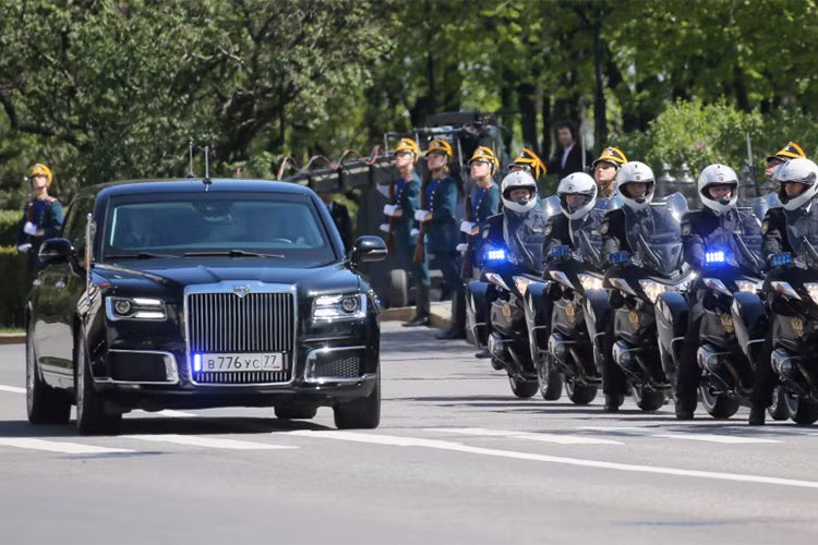 Chiếc siêu xe limousine chống đạn mới sở hữu trục cơ sở kéo dài sản xuất tại nội địa tại Nga nhằm thay thế "người tiền nhiệm" Mercedes S600 Pullman để chở tổng thống Nga vừa chính thức xuất hiện trong lễ nhậm chức của Tổng thống Vladimir Putin vào chiều ngày 7/5 vừa qua.