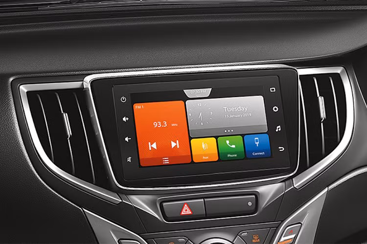 Thay đổi lớn nhất của nội thất bên trong Suzuki Baleno 2019 nằm ở hệ thống thông tin giải trí Smartplay Studio mới phát triển. Tương thích với Apple CarPlay lẫn Android Auto, hệ thống Smartplay Studio cho phép người lái nghe nhạc, lướt web, cập nhật thông tin về thời tiết và định vị các nhà hàng xung quanh.