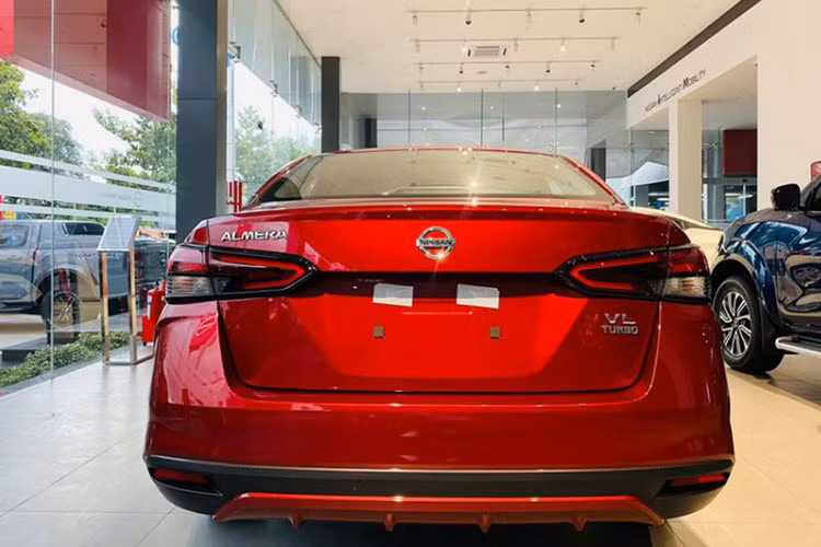 Động cơ xe vẫn là loại tăng áp 3 xy-lanh 1.0L nhưng đáp ứng tiêu chuẩn khí thải Euro 5 cho công suất 98,6 mã lực tại 5.000 vòng/phút và mô-men xoắn 152 Nm tại 2.400-4.000 vòng/phút. Hai bản CVT dùng hộp số vô cấp, 3 chế độ lái và tính năng ngắt động cơ tạm thời Idling Stop.