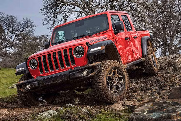 Mẫu bán tải Jeep Gladiator 2020 được phát triển trên nền tảng khung gầm rời (body on frame) của người anh em Wrangler thế hệ thứ 4 và mỗi phiên bản của Gladiator đều là một chiếc xe mui trần với cả mui cứng và mềm mang đến trải nghiệm ngoài trời không giống bất kỳ chiếc xe tải hạng trung nào khác trong phân khúc