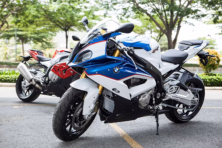 Tại thị trường Việt Nam, Benelli BN600i từng được phân phối với giá khoảng 200 triệu đồng vào năm 2015 nhưng hiện giờ nó đã được thay thế bằng phiên bản khác. Còn với chiếc siêu môtô BMW S1000RR, xe sở hữu khối động cơ 1.000cc, 4 xi-lanh làm mát bằng dung dịch và có giá bán tại thị trường Việt Nam lên tới hơn 700 triệu đồng.