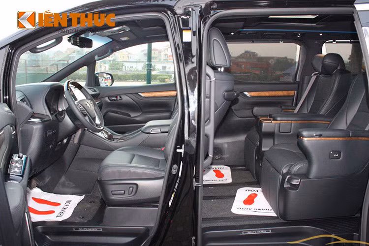 Xe thiết kế hai cửa trượt điều chỉnh điện ở hai bên, giúp việc mở cửa xe trở nên dễ dàng, việc ra vào xe độc lập ở hai bên hàng ghế không làm phiền và ảnh hưởng đến hành khách còn lại. Thiết kế này còn giúp việc mở cửa trong một diện tích nhỏ nhất, không tốn không gian.