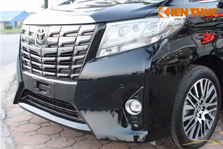 Sở hữu ngoại hình lớn, nhưng Alphard mang những đường nét "hiền lành" đậm phong cách Nhật. Gương chiếu hậu cỡ lớn thiết kế hiện đại có chức năng chỉnh điện và gập điện tự động. Xe được trang bị bộ la-zăng đa chấu tạo sự bề thế, khỏe khoắn và thể thao.