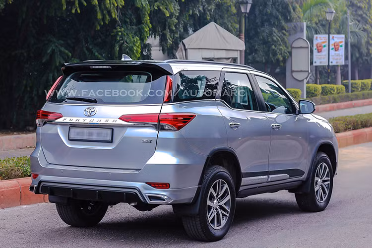Bộ bodykit của Auto Marc không chỉ giúp Toyota Fortuner 2016 trở nên hầm hố và thể thao hơn như thường thấy. Thay vào đó, bộ bodykit này khiến Toyota Fortuner 2016 trông giống một chiếc xe sang Lexus hơn.
