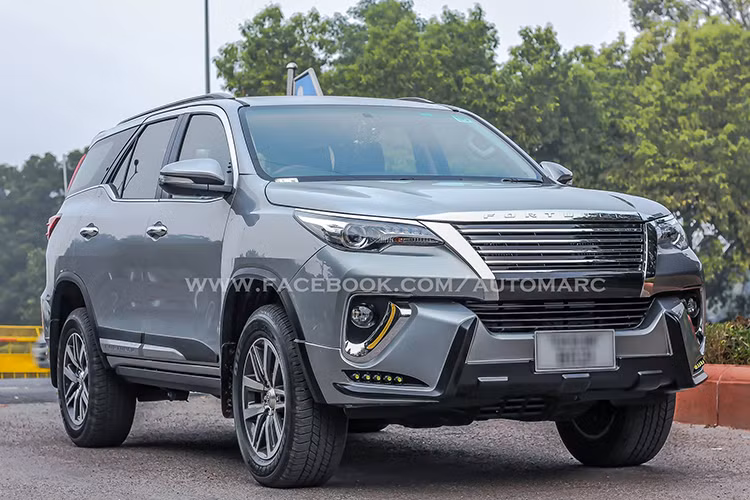 Những chi tiết còn lại của Toyota Fortuner 2016 nguyên bản vẫn được giữ lại. Ngay cả dòng chữ "Fortuner" trên viền lưới tản nhiệt trước cũng còn nguyên. Hiện chưa rõ giá bán cụ thể của bộ body kit này dành cho Fortuner 2016 nhưng dự đoán khá rẻ. Chỉ thấy rằng, nội thất và động cơ của Toyota Fortuner 2016 không hề bị thay đổi khi lắp bộ bodykit.