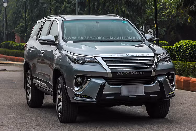 Không chỉ riêng ở Việt Nam hay Thái Lan và nhiều nước trong khu vực, mẫu xe Toyota Fortuner 2016 đời mới còn là chiếc SUV cỡ trung rất được ưa chuộng tại thị trường Ấn Độ. Mỗi tháng, hãng Toyota bán được khoảng 2.000 chiếc Fortuner 2016 cho khách hàng tại đây.