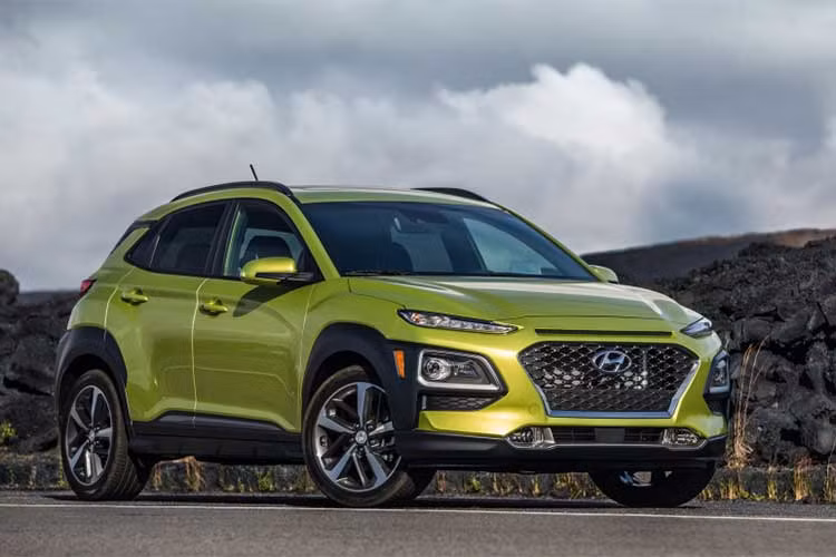 Kona là mẫu crossover nhỏ nhất và mới nhất của thương hiệu ôtô Hyundai. Xe thuộc phân khúc B, cạnh tranh với Ssangyong Tivoli, Ford EcoSport và Chevrolet Trax. Chiều dài tổng thể, chiều rộng và chiều cao lần lượt là 4.165 x 1.800 x 1.550 mm. Trục cơ sở ở mức 2.600 mm. 