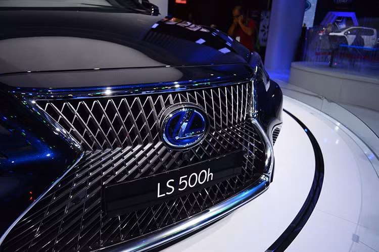 Giống như nhiều mẫu xe khác của Lexus, LS mới sở hữu phần đầu đầy ấn tượng với những đường cắt xẻ sắc sảo và lưới tản nhiệt hình con suốt "Spindle Grille" đặc trưng. Điểm nhấn trên LS thế hệ mới là cụm đèn trước full LED hình chữ Z hiện đại và các mảng thân xe uyển chuyển. 