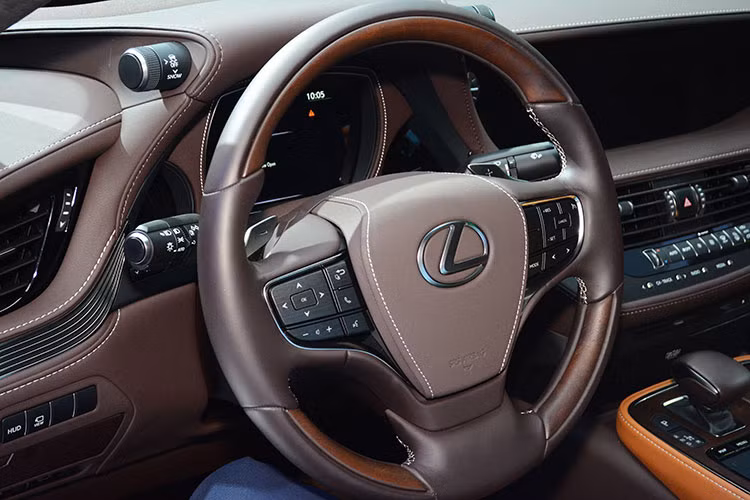 Về phần nội thất, các nhà kỹ sư của Lexus đã lấy cảm hứng thiết kế từ Omotenashi để thể hiện ý tưởng " tiện nghi cấp tiến" cho mẫu xe sang đầu bảng này. Bảng điều khiển với phong cách thiết kế hữu cơ hiển thị tất cả các thông tin ở cùng độ cao thích hợp giúp người lái có thể vận hành tất cả các hệ thống tính năng mà không cần thay đổi tư thế.